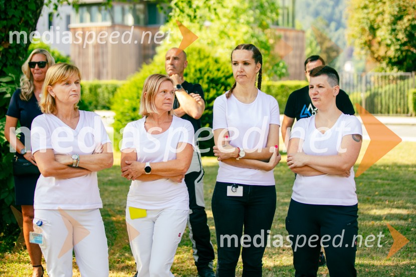 Predaja reševalnega motorja BMW Zdravstvenemu domu Bled