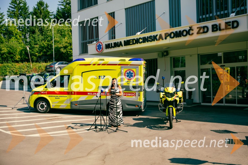 Predaja reševalnega motorja BMW Zdravstvenemu domu Bled