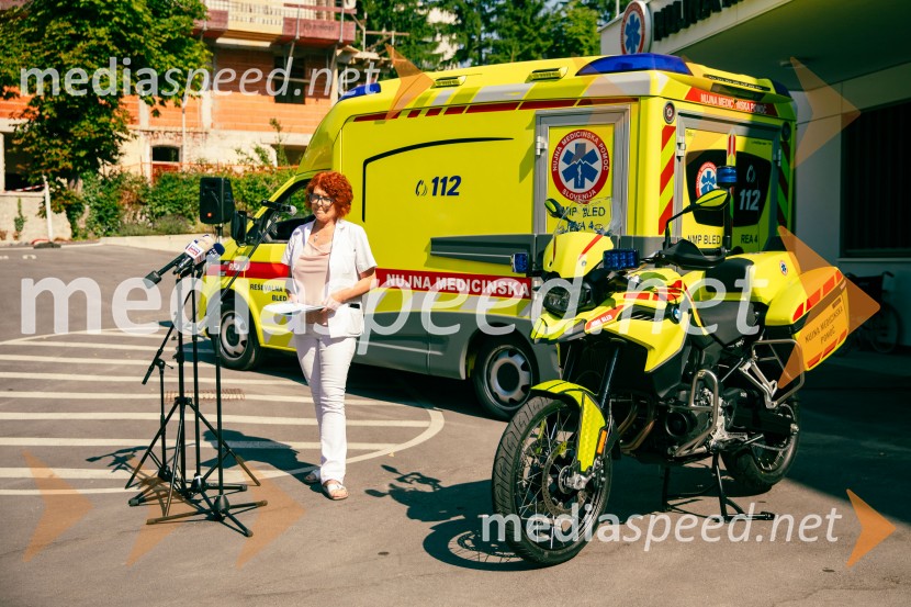dr. Lidija Pretnar Pristov, direktorica Zdravstvenega doma BledPredaja reševalnega motorja BMW Zdravstvenemu domu Bled