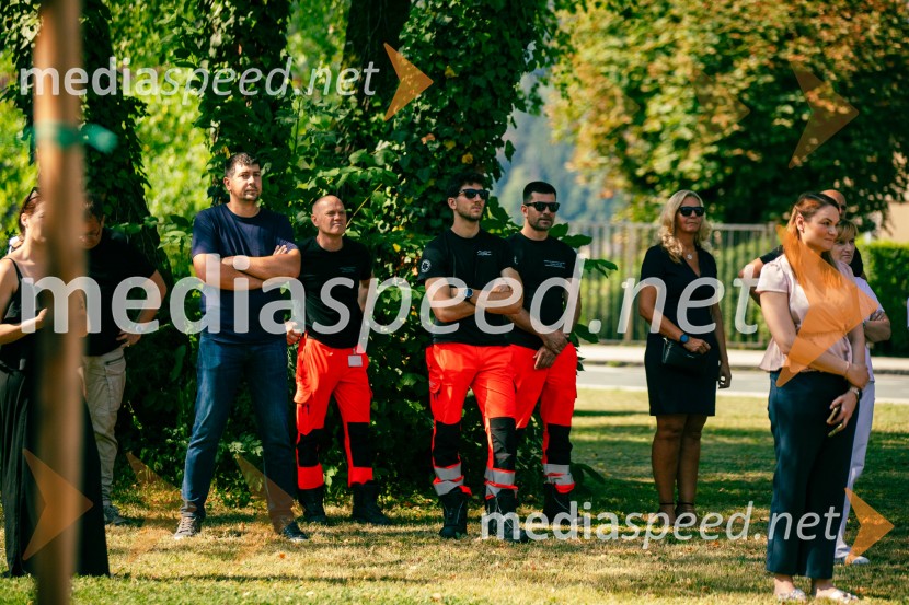 Predaja reševalnega motorja BMW Zdravstvenemu domu Bled