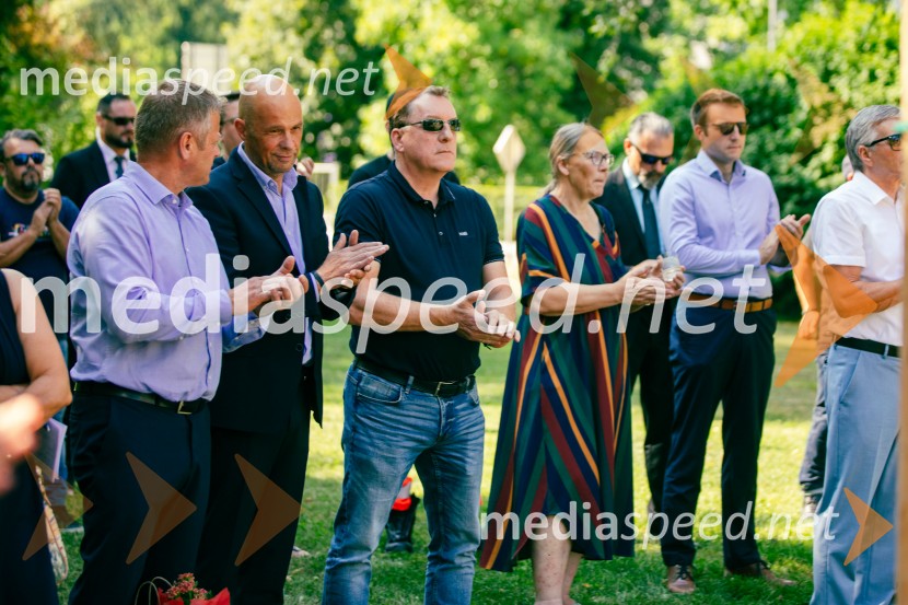 Predaja reševalnega motorja BMW Zdravstvenemu domu Bled