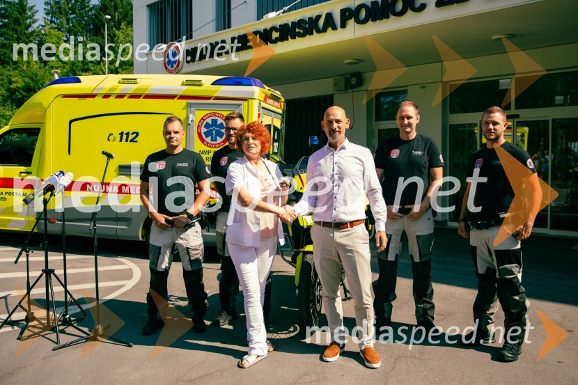 dr. Lidija Pretnar Pristov, direktorica Zdravstvenega doma Bled;  Aleš Suhorepec, BMW SloveniaPredaja reševalnega motorja BMW Zdravstvenemu domu Bled
