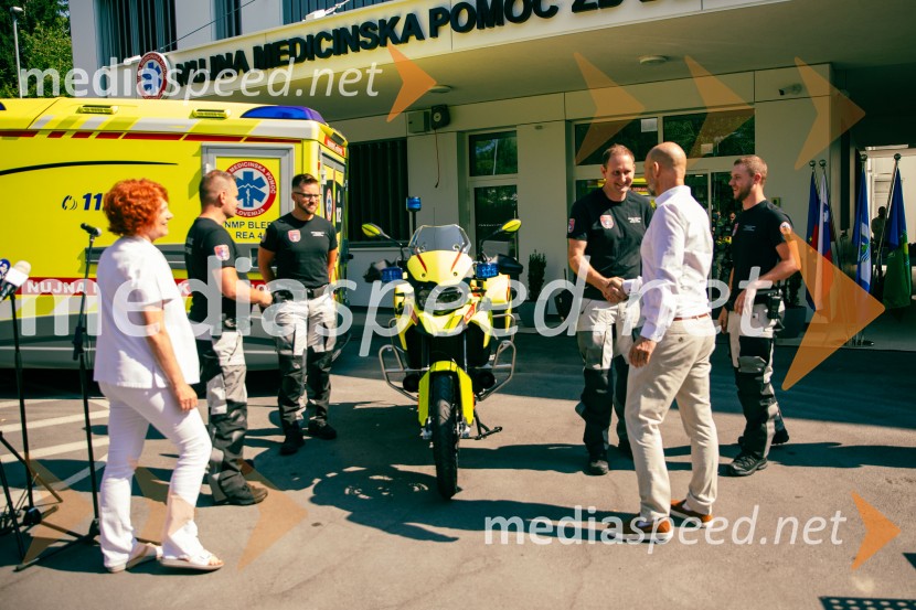 Predaja reševalnega motorja BMW Zdravstvenemu domu Bled