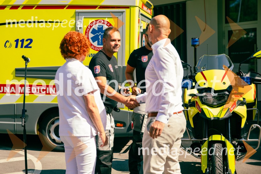 dr. Lidija Pretnar Pristov, direktorica Zdravstvenega doma Bled;  Aleš Suhorepec, BMW SloveniaPredaja reševalnega motorja BMW Zdravstvenemu domu Bled
