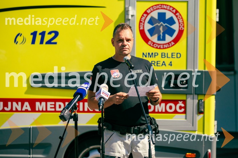 Predaja reševalnega motorja BMW Zdravstvenemu domu Bled