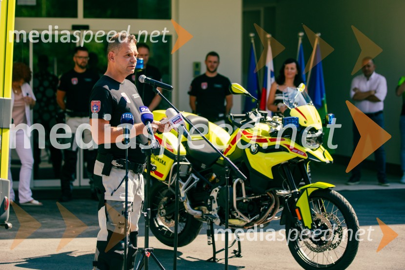 Predaja reševalnega motorja BMW Zdravstvenemu domu Bled