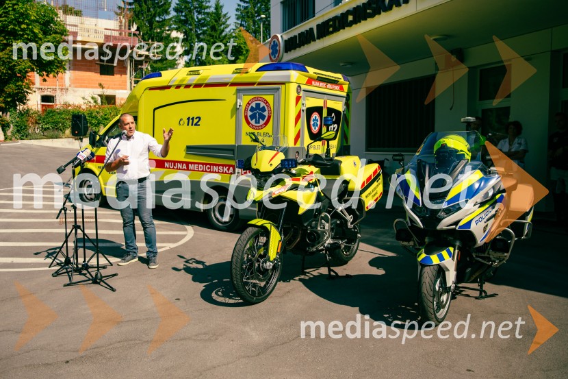  Samo Trpin, direktor BMW Motorrad SlovenijaPredaja reševalnega motorja BMW Zdravstvenemu domu Bled