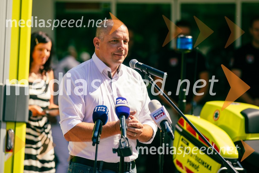  Samo Trpin, direktor BMW Motorrad SlovenijaPredaja reševalnega motorja BMW Zdravstvenemu domu Bled