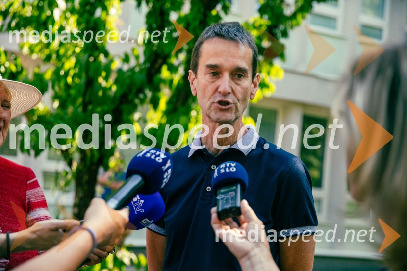 Predaja reševalnega motorja BMW Zdravstvenemu domu Bled