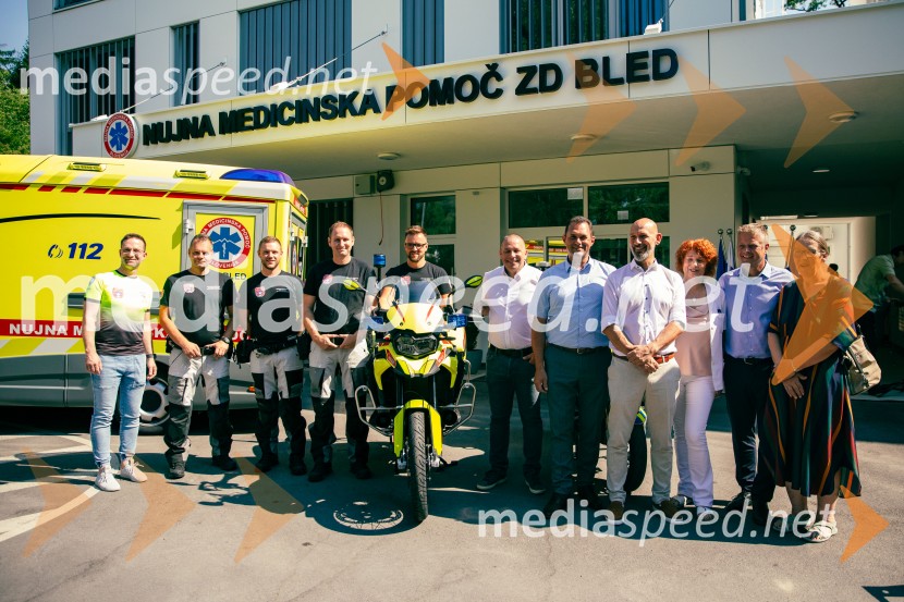 Predaja reševalnega motorja BMW Zdravstvenemu domu Bled