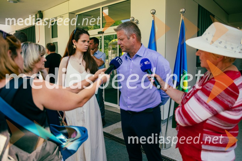 Predaja reševalnega motorja BMW Zdravstvenemu domu Bled