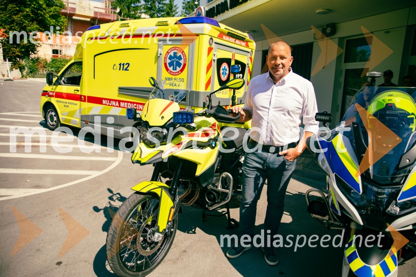  Samo Trpin, direktor BMW Motorrad SlovenijaPredaja reševalnega motorja BMW Zdravstvenemu domu Bled
