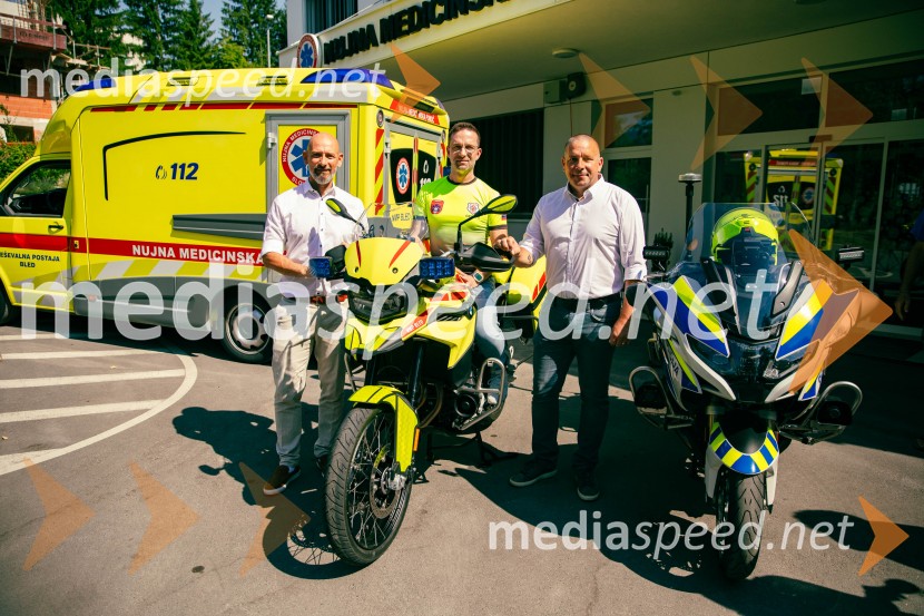  Aleš Suhorepec, BMW Slovenia;  Thomas Germ, predsednik Sekcije reševalcev v zdravstvu;  Samo Trpin, direktor BMW Motorrad SlovenijaPredaja reševalnega motorja BMW Zdravstvenemu domu Bled