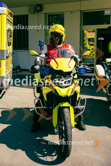 Predaja reševalnega motorja BMW Zdravstvenemu domu Bled