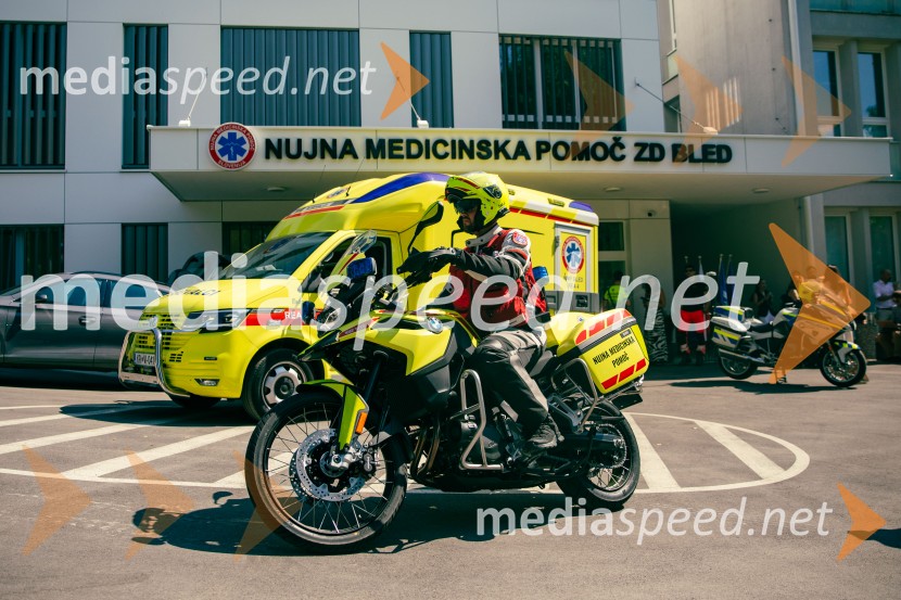 Predaja reševalnega motorja BMW Zdravstvenemu domu Bled