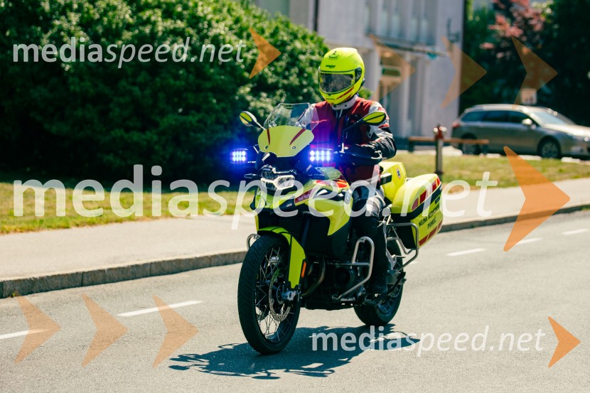 Predaja reševalnega motorja BMW Zdravstvenemu domu Bled