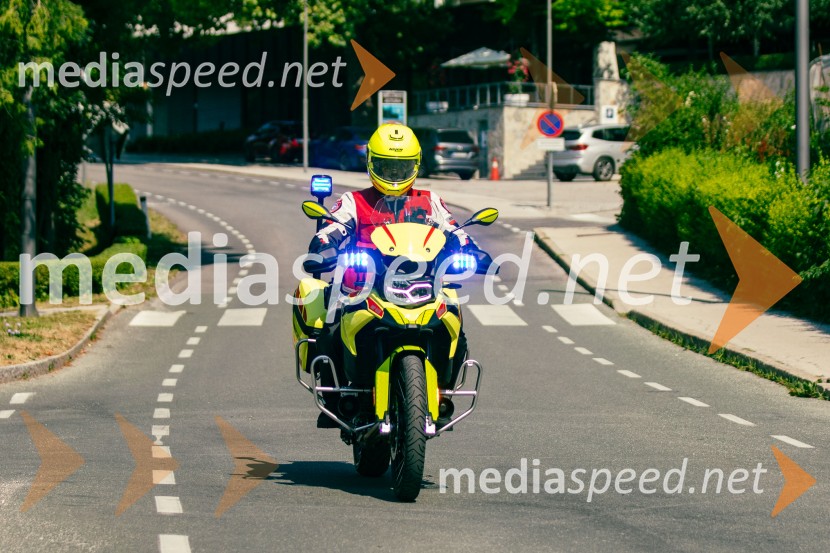 Predaja reševalnega motorja BMW Zdravstvenemu domu Bled