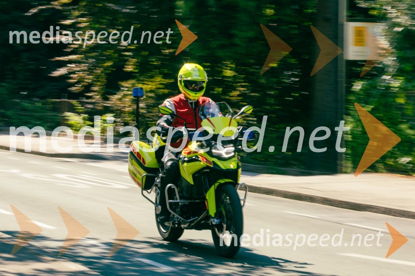 Predaja reševalnega motorja BMW Zdravstvenemu domu Bled