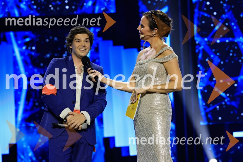  Patrik Mrak, pevec in kitarist;  Lorella Flego, voditeljica44. festival Melodije morja in sonca, zmagovalec Dare Kaurič