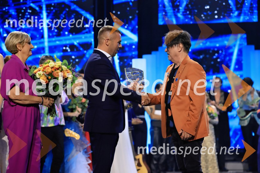  Christian Poletti, podžupan, Občina Piran;  Dare Kaurič, pevec44. festival Melodije morja in sonca, zmagovalec Dare Kaurič