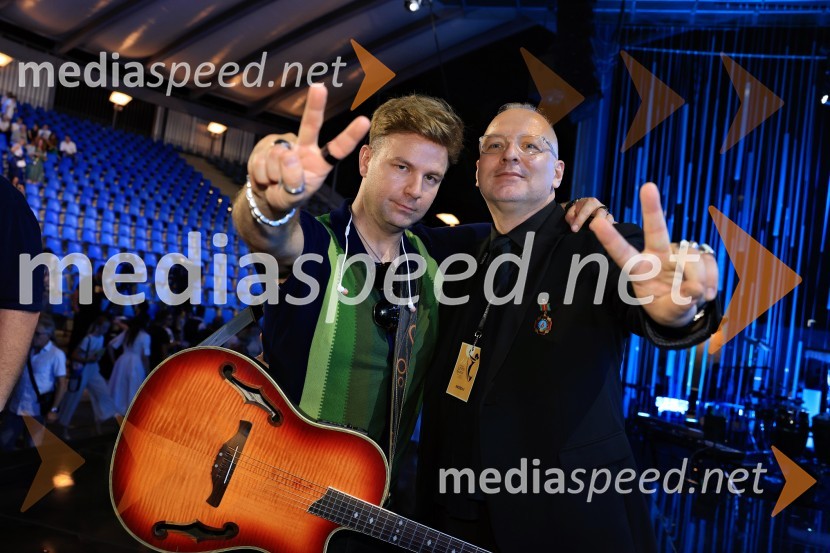  Nikola Klavžar, glasbeni producent, glasbenik;  ... 44. festival Melodije morja in sonca, zmagovalec Dare Kaurič