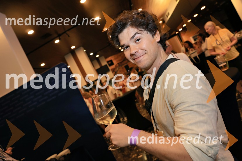  Patrik Mrak, pevec in kitarist44. festival Melodije morja in sonca, zmagovalec Dare Kaurič