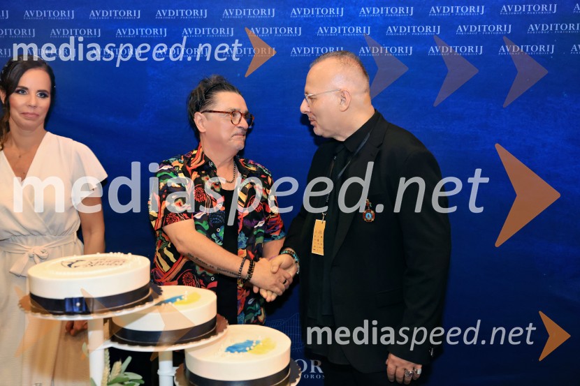  Lorella Flego, slovenska novinarka, modna urednica, televizijska moderatorka;  Dare Kaurič, pevec;  ... 44. festival Melodije morja in sonca, zmagovalec Dare Kaurič