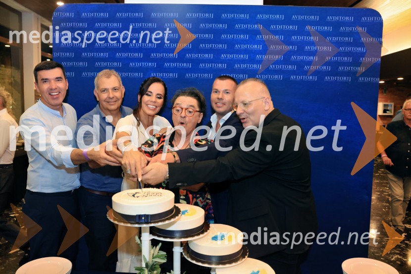  Mario Galunič, TV voditelj;  Borut Bažec, direktor, Avditorij Portorož;  Lorella Flego, slovenska novinarka, modna urednica, televizijska moderatorka;  Dare Kaurič, pevec;  Christian Poletti, podžupan, Občina Piran;  ... 44. festival Melodije morja in sonca, zmagovalec Dare Kaurič