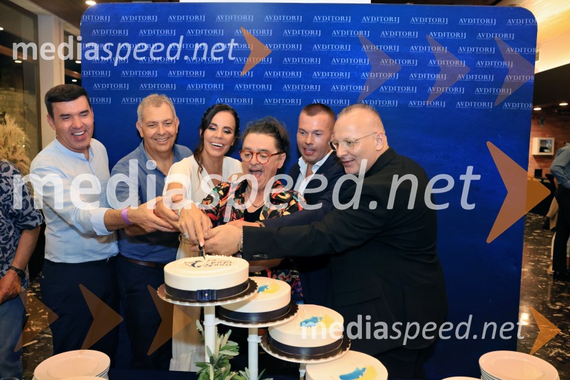  Mario Galunič, TV voditelj;  Borut Bažec, direktor, Avditorij Portorož;  Lorella Flego, slovenska novinarka, modna urednica, televizijska moderatorka;  Dare Kaurič, pevec;  Christian Poletti, podžupan, Občina Piran;  ... 44. festival Melodije morja in sonca, zmagovalec Dare Kaurič