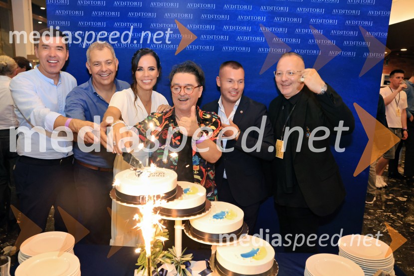  Mario Galunič, TV voditelj;  Borut Bažec, direktor, Avditorij Portorož;  Lorella Flego, voditeljica;  Dare Kaurič, pevec;  Christian Poletti, podžupan, Občina Piran;  ... 44. festival Melodije morja in sonca, zmagovalec Dare Kaurič