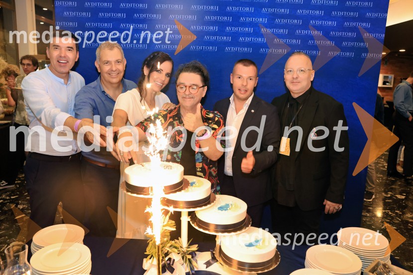  Mario Galunič, TV voditelj;  Borut Bažec, direktor, Avditorij Portorož;  Lorella Flego, voditeljica;  Dare Kaurič, pevec;  Christian Poletti, podžupan, Občina Piran;  ... 44. festival Melodije morja in sonca, zmagovalec Dare Kaurič