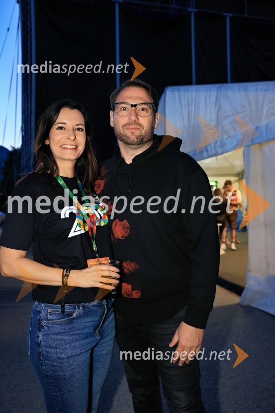  Jana Morelj, radijska in TV voditeljica;  ... 60. festival Pivo in cvetje 2025 odprli Magnifico, Šank Rock, Jan Plestenjak, Luka Basi in Dejan Dogaja