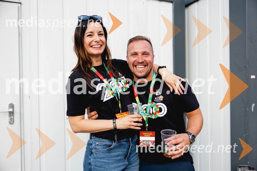  Jana Morelj, radijska in TV voditeljica;  ... 60. festival Pivo in cvetje 2025 odprli Magnifico, Šank Rock, Jan Plestenjak, Luka Basi in Dejan Dogaja