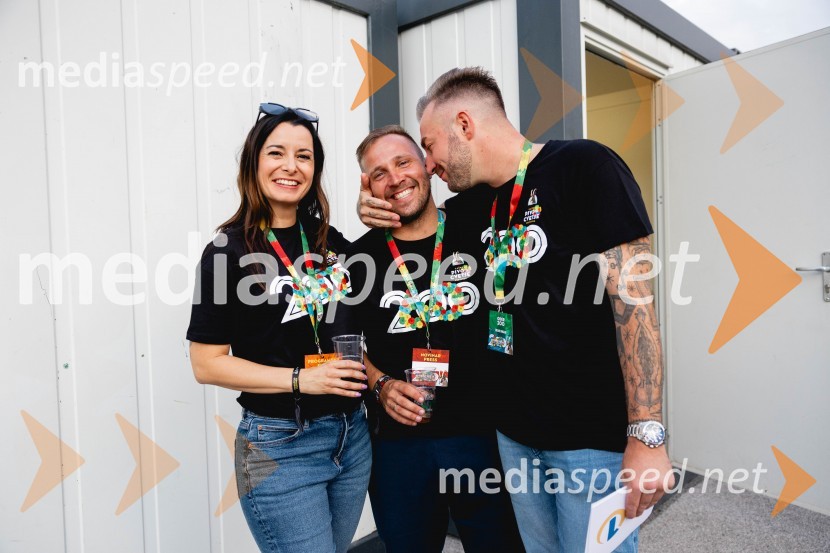  Jana Morelj, radijska in TV voditeljica;  ... ;  Dejan Krajnc, glasbenik, Dejan Dogaja60. festival Pivo in cvetje 2025 odprli Magnifico, Šank Rock, Jan Plestenjak, Luka Basi in Dejan Dogaja