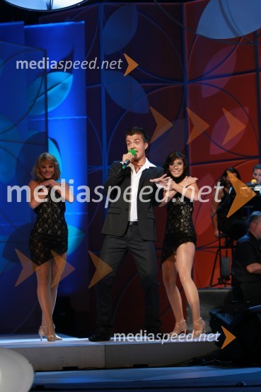 Nika Horvat, plesalka, Gašper Rifelj, pevec in Andreja Vakselj, plesalka40. Festival narečnih popevk 2009