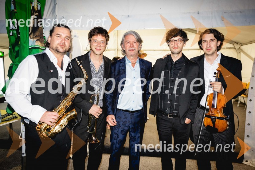  Matej  Kužel, saksofonist, Momento Cigano;  Luka Ipavec, glasbenik, skupina Manouche;  Robert Pešut - Magnifico, glasbenik;  Jan Jarni, glasbenik, skupina Magnifico;  Matija Krečič, violinist in skadatelj60. festival Pivo in cvetje 2025 odprli Magnifico, Šank Rock, Jan Plestenjak, Luka Basi in Dejan Dogaja