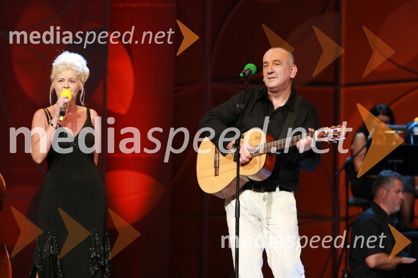 Lea Hlebec, pevka in skupina Orlek40. Festival narečnih popevk 2009