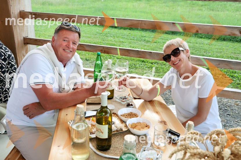 Piknik pod kozolcem na posestvu Štajerski cvet