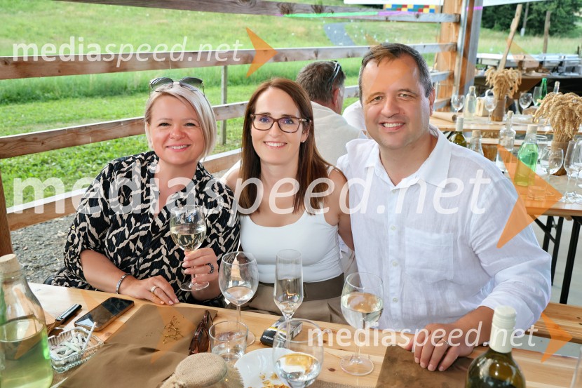 Piknik pod kozolcem na posestvu Štajerski cvet