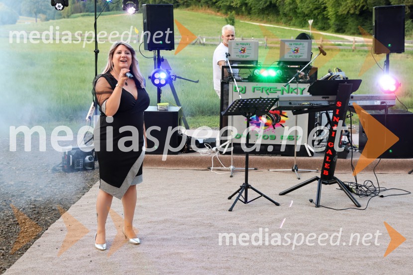  Ana Dušica, pevkaPiknik pod kozolcem na posestvu Štajerski cvet