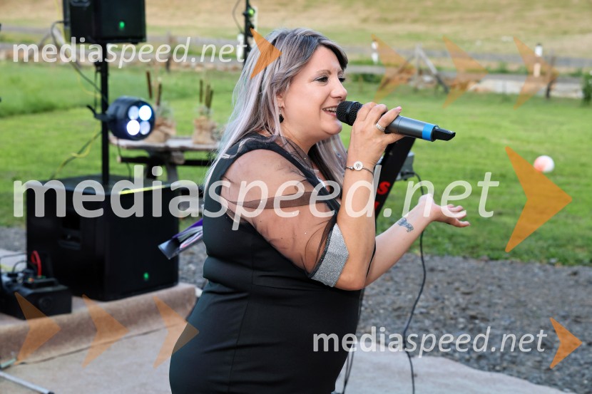  Ana Dušica, pevkaPiknik pod kozolcem na posestvu Štajerski cvet