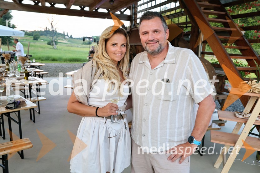  Vesna Kodrič, direktorica PureGlamur in organizatorica dogodkov - Kmetija Štajerski cvet;  Damir Battisti, manager Adecco H. R. d.o.o.Piknik pod kozolcem na posestvu Štajerski cvet