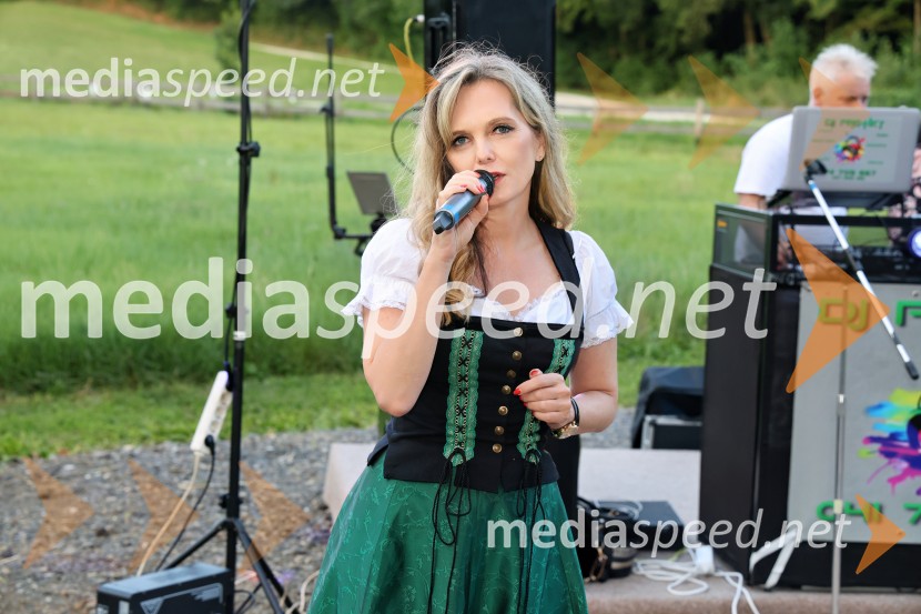  Amanda Lipuš, pevkaPiknik pod kozolcem na posestvu Štajerski cvet