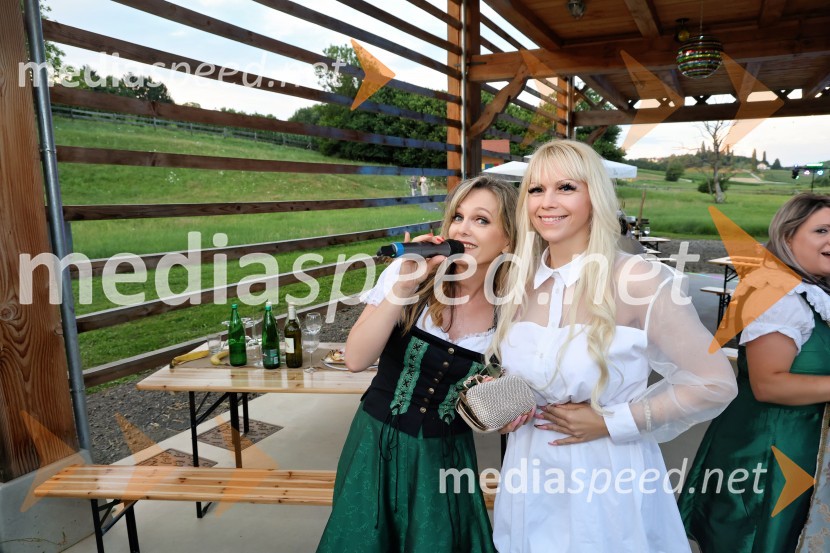  Amanda Lipuš, pevka;  Vesna Mujakovič, podjetnica, Zavarovlna zastopniška agencijaPiknik pod kozolcem na posestvu Štajerski cvet