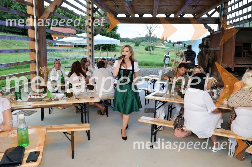  Amanda Lipuš, pevkaPiknik pod kozolcem na posestvu Štajerski cvet