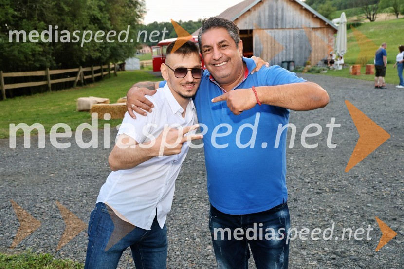  Mark  Tivadar, glasbenik;  Saša Kostić, pevecPiknik pod kozolcem na posestvu Štajerski cvet