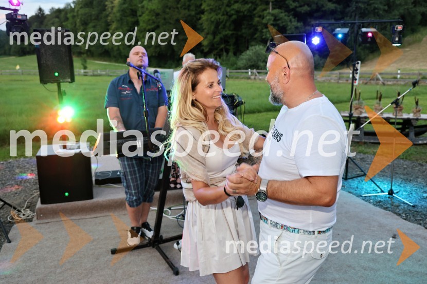  Vesna Kodrič, direktorica PureGlamur in organizatorica dogodkov - Kmetija Štajerski cvet;  Silvo Bezjak, podjetnikPiknik pod kozolcem na posestvu Štajerski cvet