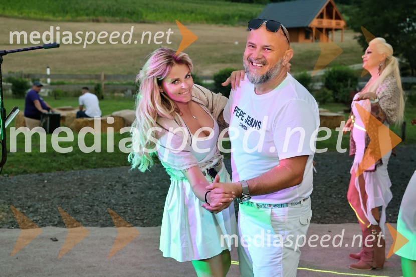  Vesna Kodrič, direktorica PureGlamur in organizatorica dogodkov - Kmetija Štajerski cvet;  Silvo Bezjak, podjetnikPiknik pod kozolcem na posestvu Štajerski cvet