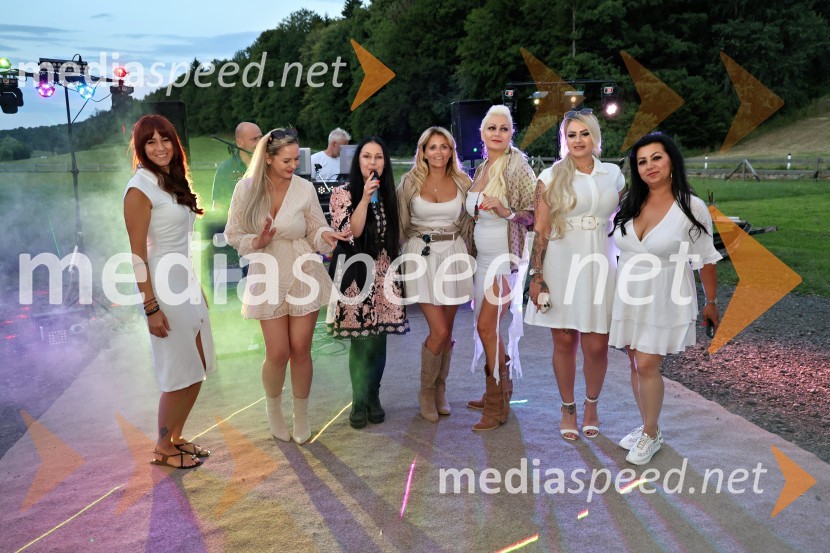  ... ;  ... ;  Suzana Mally, pevka in voditeljica;  Vesna Kodrič, direktorica PureGlamur in organizatorica dogodkov - Kmetija Štajerski cvet;  ... ;  ... ;  ... Piknik pod kozolcem na posestvu Štajerski cvet