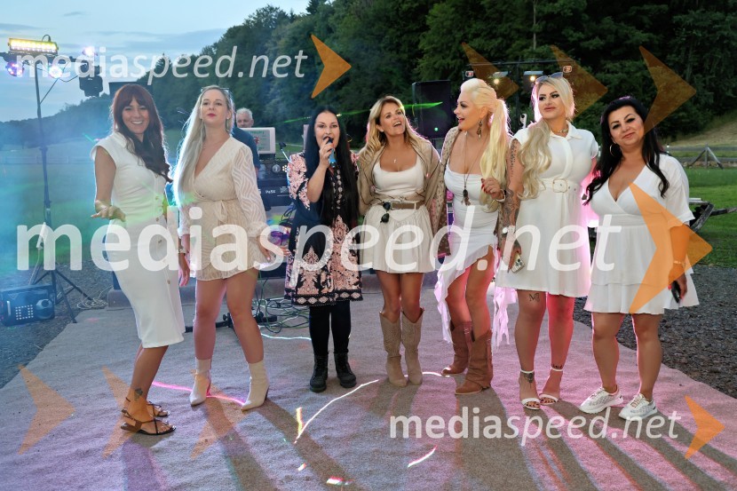  ... ;  ... ;  Suzana Mally, pevka in voditeljica;  Vesna Kodrič, direktorica PureGlamur in organizatorica dogodkov - Kmetija Štajerski cvet;  ... ;  ... ;  ... Piknik pod kozolcem na posestvu Štajerski cvet